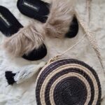 Pantuflas Caramelo en alfombra y con bolso al lado